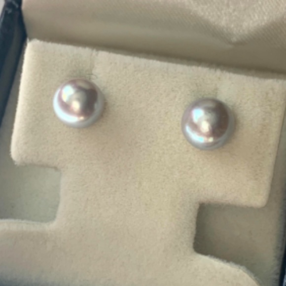🆕 Pearl Stud Earrings - Picture 7 of 9